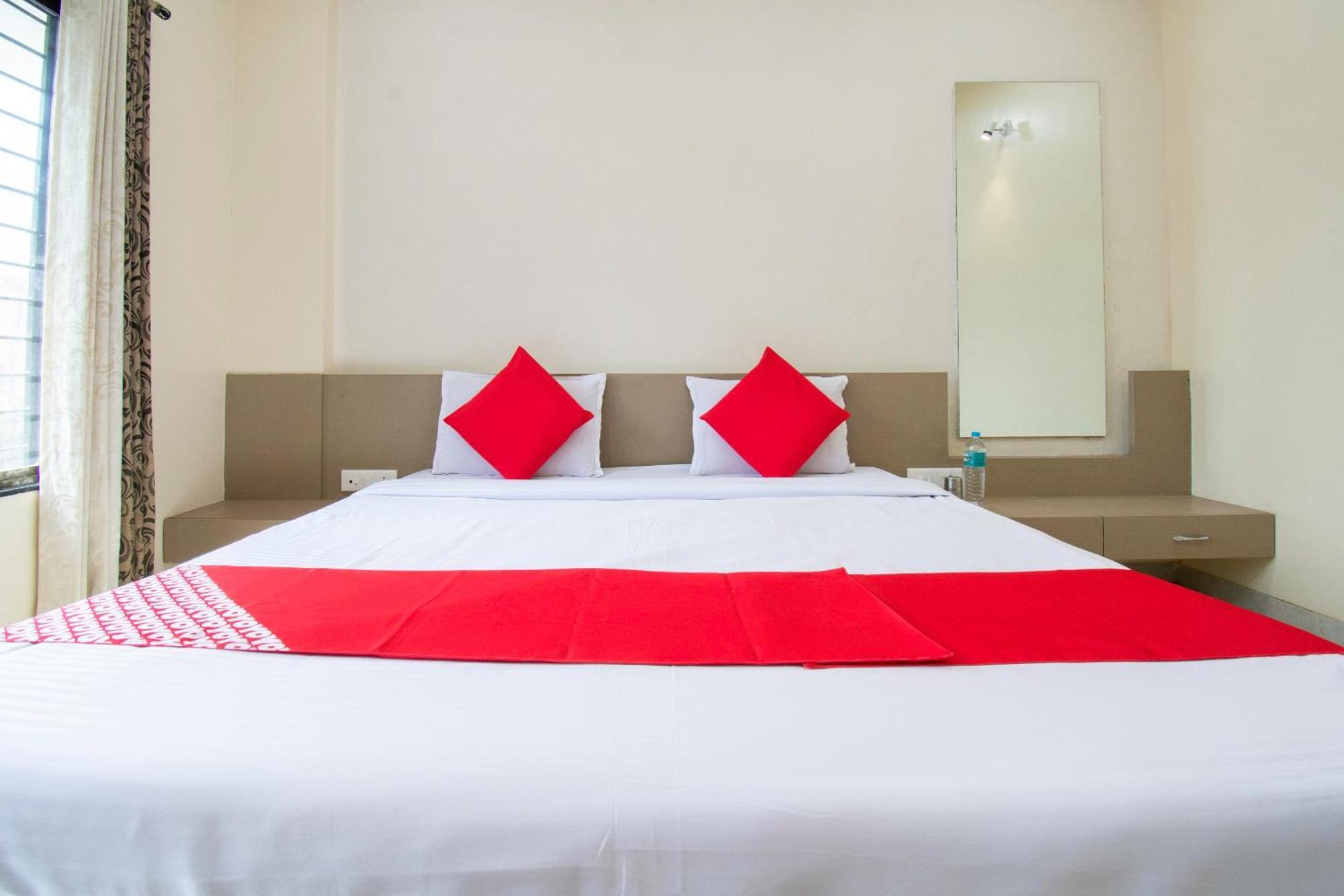 OYO 44187 Hotel Hari Vitthala Palace Sonai Esterno foto
