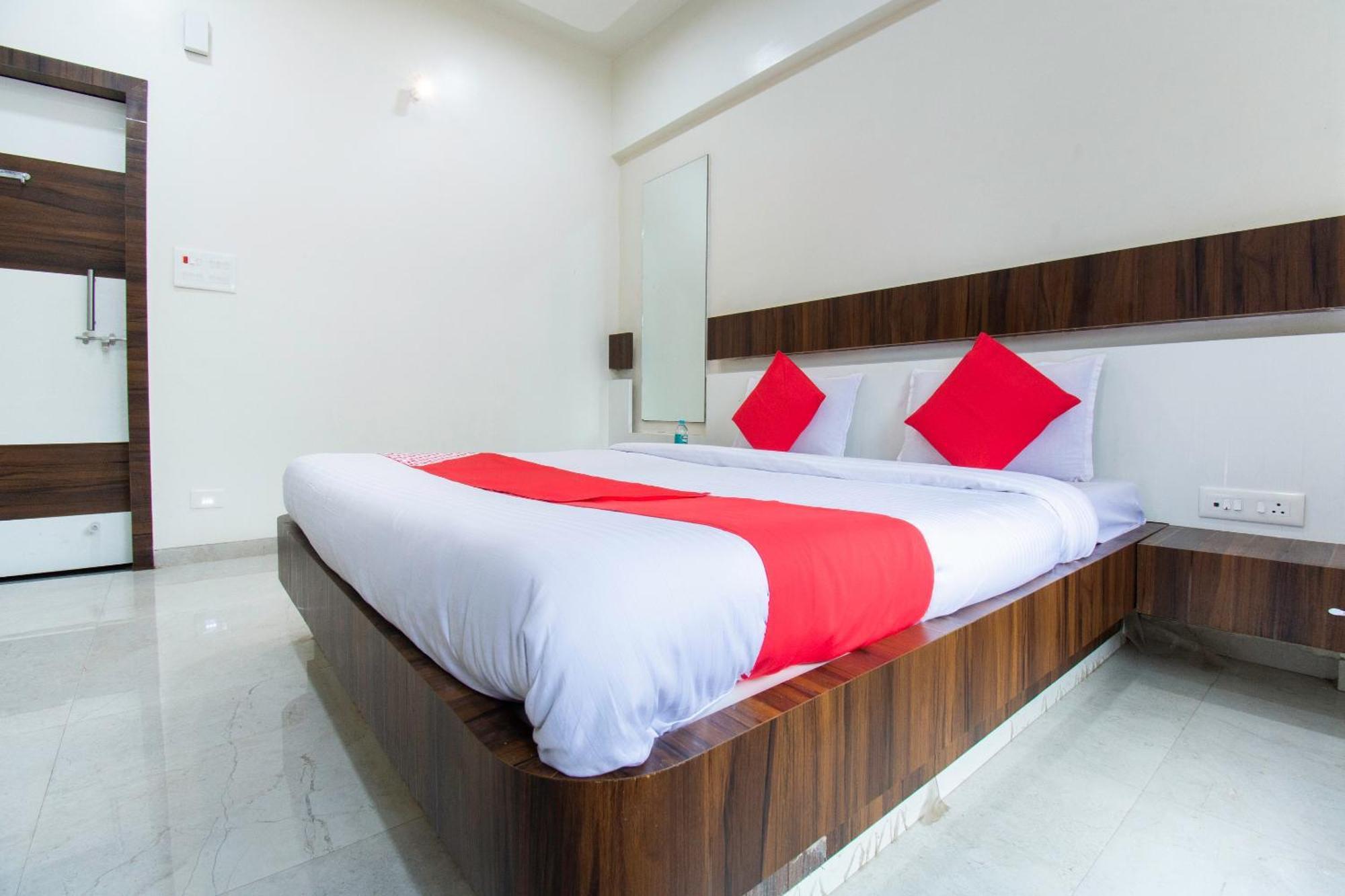 OYO 44187 Hotel Hari Vitthala Palace Sonai Esterno foto