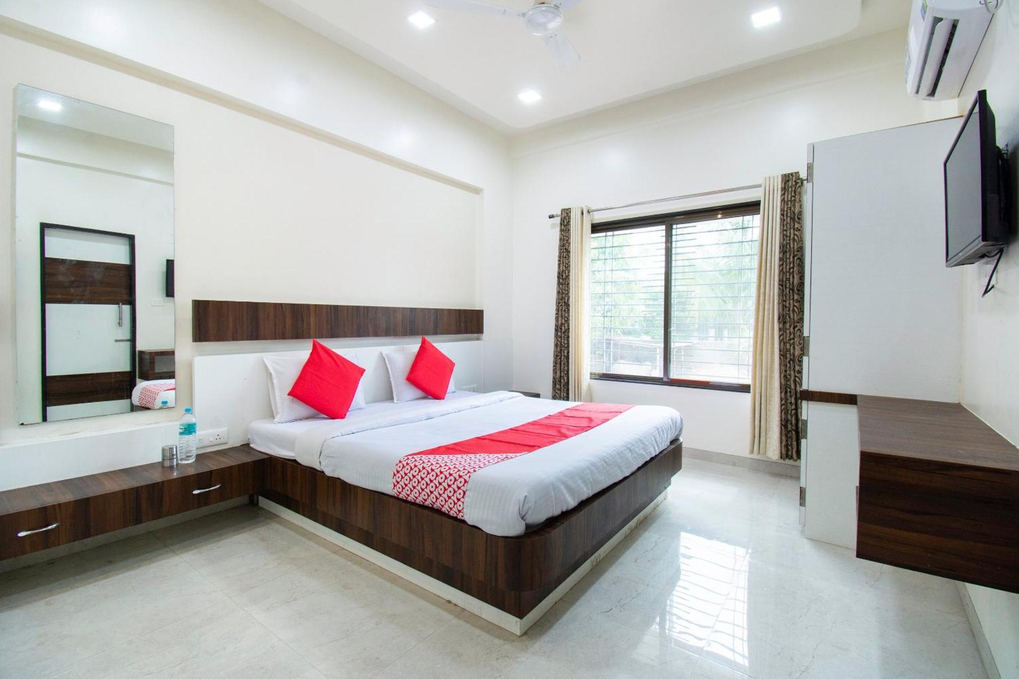 OYO 44187 Hotel Hari Vitthala Palace Sonai Esterno foto